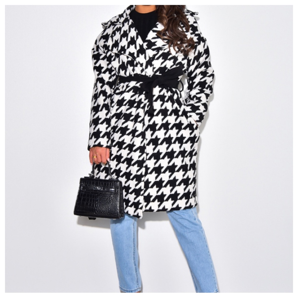 Made In Italy Gorgeous Houndstooth Belted Coat fits Like a Large